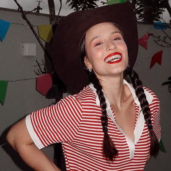 Larissa Manoela abriu as portas de sua casa para uma festa junina