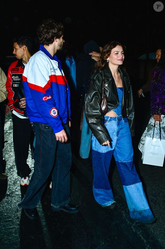 De all jeans e jaqueta de couro, Luana Marquezine evitou cliques ao chegar ao lado de Lucca Picon no evento