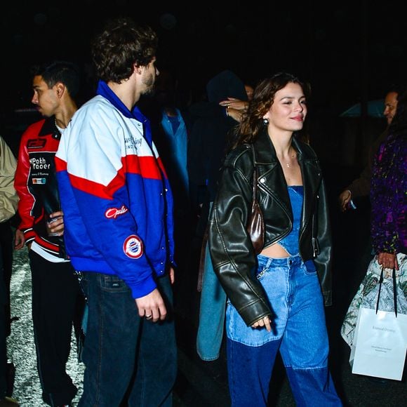 De all jeans e jaqueta de couro, Luana Marquezine evitou cliques ao chegar ao lado de Lucca Picon no evento