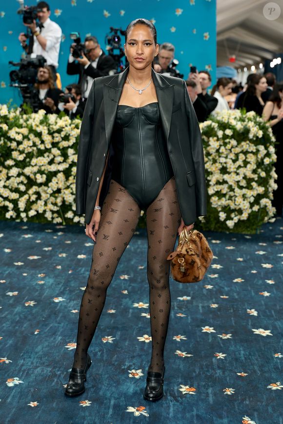 Com pernas de fora e estilo de sobra, Helen Lasichanh leva a alfaiataria ao limite no Met Gala 2025, mostrando que a moda é feita de atitude!