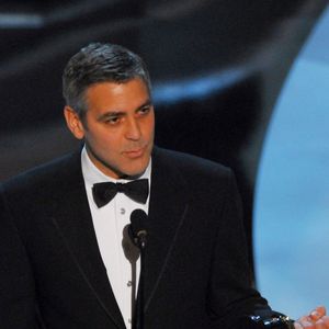 Outro nome de peso é George Clooney. Assim como Madonna, o astro de Hollywood teve sorte na SuperEnalotto italiana, em 2010. O ator comprou cerca de mil bilhetes e acabou sendo premiado.