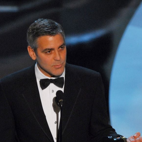 Outro nome de peso é George Clooney. Assim como Madonna, o astro de Hollywood teve sorte na SuperEnalotto italiana, em 2010. O ator comprou cerca de mil bilhetes e acabou sendo premiado.