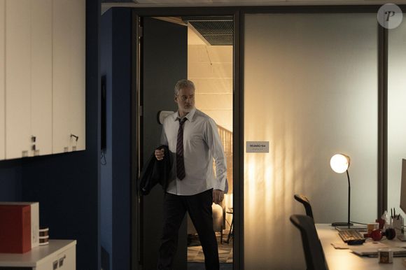 Ademir (Dan Stulbach) acabará preso após confusão no tribunal em 'Quem Ama Cuida'