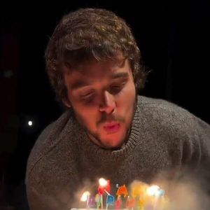 João Lucas colocou a mão na barriga de Sasha enquanto soprava as velas do seu bolo, o que disparou os rumores
