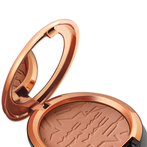 O contorno quente ficou por conta do Skinfinish Sunstruck Matte Bronzer na versão Matte Medium Rosy