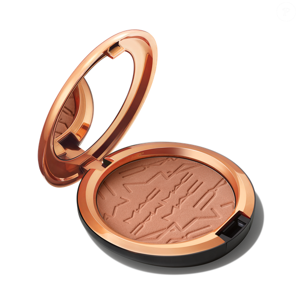 O contorno quente ficou por conta do Skinfinish Sunstruck Matte Bronzer na versão Matte Medium Rosy