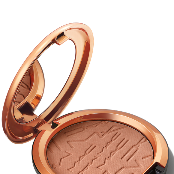 O contorno quente ficou por conta do Skinfinish Sunstruck Matte Bronzer na versão Matte Medium Rosy