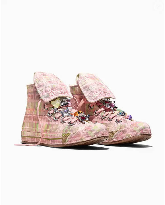 O Chuck 70 Hi Converse x Collina Strada chama atenção pela mistura de renda floral, estampa xadrez, língua removível e detalhes bordados, reforçando a proposta de autoexpressão que marca toda a coleção