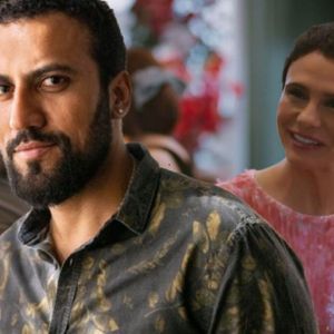 Celina (Malu Galli) se rende aos encantos de Olavinho (Ricardo Teodoro) e vai pra cama com ele na novela Vale Tudo
