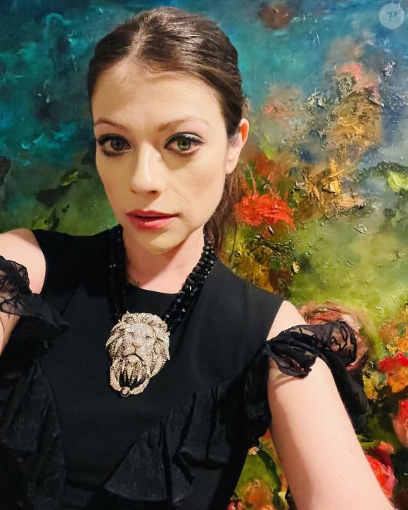 Michelle Trachtenberg foi acusada por um internauta de ter feito bichectomia