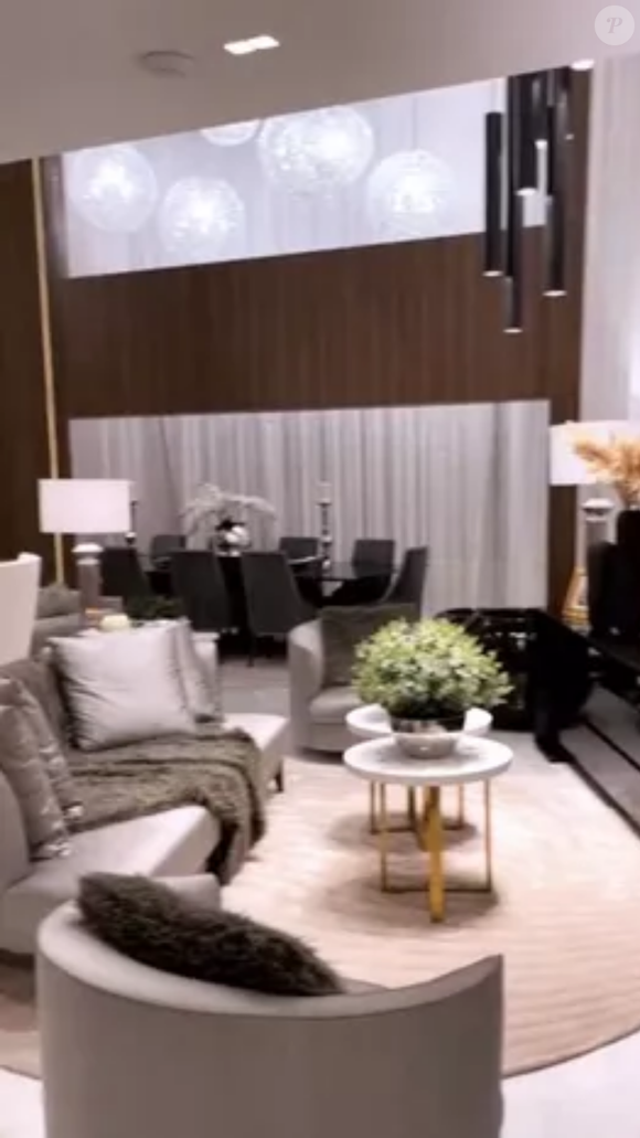 Zezé Di Camargo e Graciele Lacerda se mudaram para o triplex luxuoso em 2022, após anos de obras