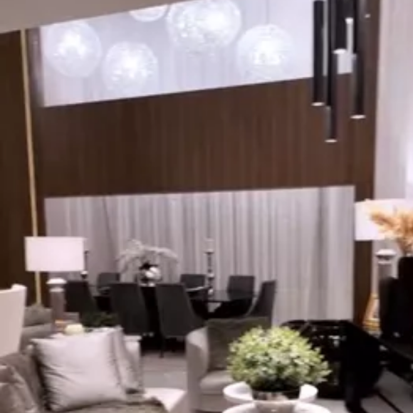 Zezé Di Camargo e Graciele Lacerda se mudaram para o triplex luxuoso em 2022, após anos de obras