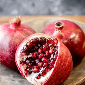 Segundo estudos, a romã também pode reduzir os riscos de câncer de próstata e mama, inibindo a multiplicação de células tumorais