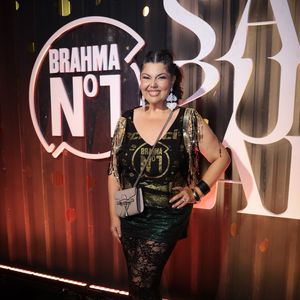 Fabiana Karla elegeu o all black para curtir o camarote na Sapucaí