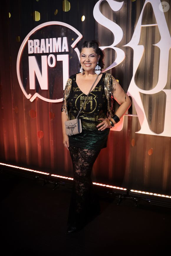 Fabiana Karla elegeu o all black para curtir o camarote na Sapucaí