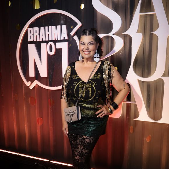 Fabiana Karla elegeu o all black para curtir o camarote na Sapucaí