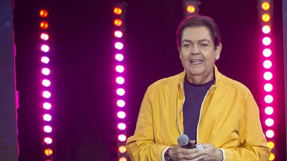 Perto dos 76 anos e em cadeira de rodas, Faustão reúne família em aniversário da filha e aparência chama atenção: 'Com o rostinho...'