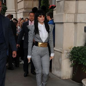 Lady Gaga ainda tinha a liberdade de apostar em uma moda mais irreverente, mesmo que tenha mudado seu estilo