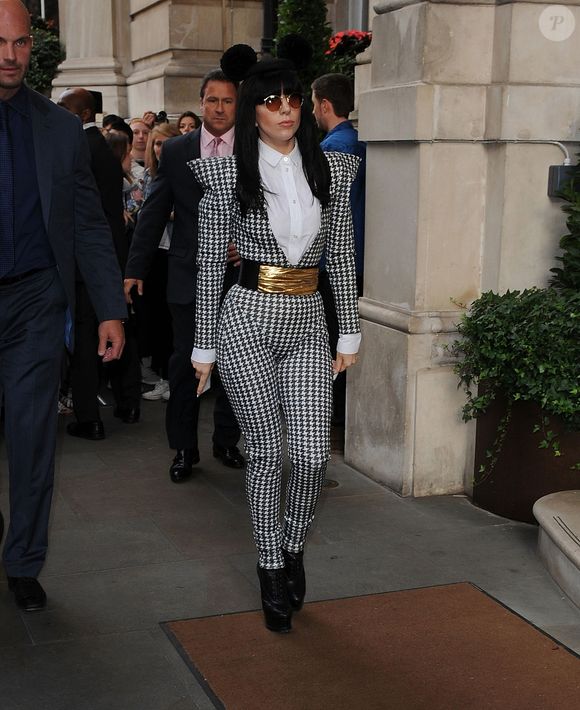 Lady Gaga ainda tinha a liberdade de apostar em uma moda mais irreverente, mesmo que tenha mudado seu estilo