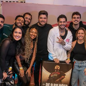 Zé Felipe recebe homenagem da gravadora após ultrapassar a marca de 9 bilhões de reproduções nas plataformas digitais de áudio