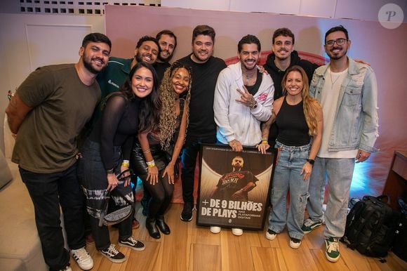 Zé Felipe recebe homenagem da gravadora após ultrapassar a marca de 9 bilhões de reproduções nas plataformas digitais de áudio