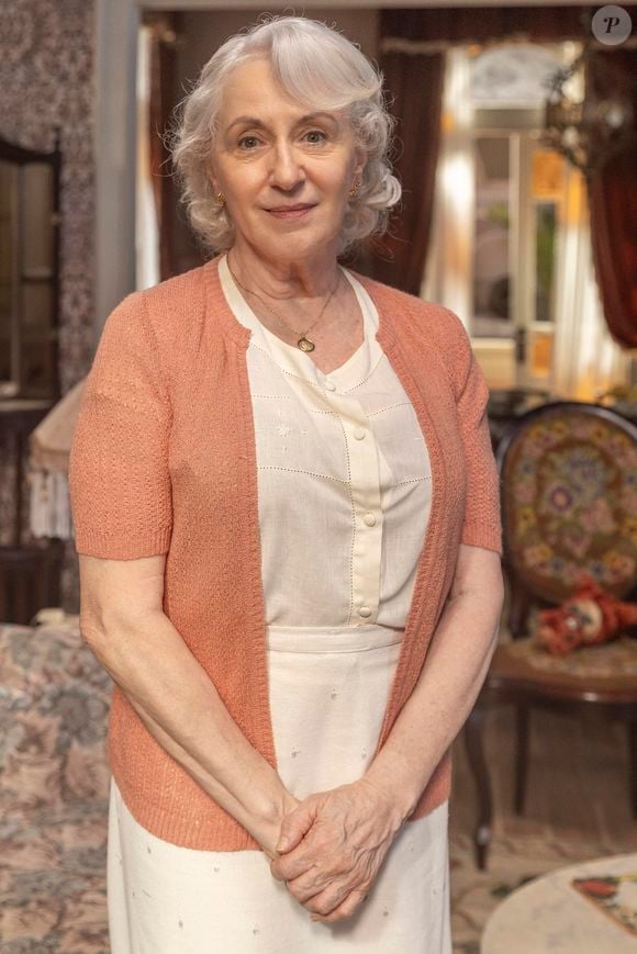 Aurora (Lu Grimaldi), é a avó de Estela (Larissa Manoela) e de Anabela (Isabelly Carvalho) em 'Êta Mundo Melhor!'. Sua personagem vai morrer logo no início da história.