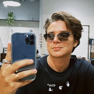 João Lucas cortou boa parte do cabelo e deixou uma franja comprida