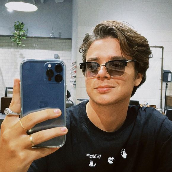 João Lucas cortou boa parte do cabelo e deixou uma franja comprida