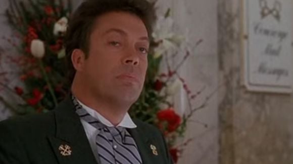 'Meu crânio foi esmagado para salvar minha vida': o relato impressionante do ator de 'Esqueceram de Mim 2' Tim Curry após delicada cirurgia na cabeça em razão AVC, há mais de uma década; artista inglês morreu aos 80 anos