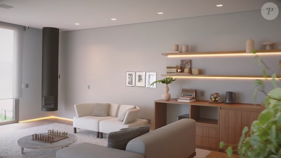 No pavimento superior, Claudia Raia conta com ambientes privados, como essa sala