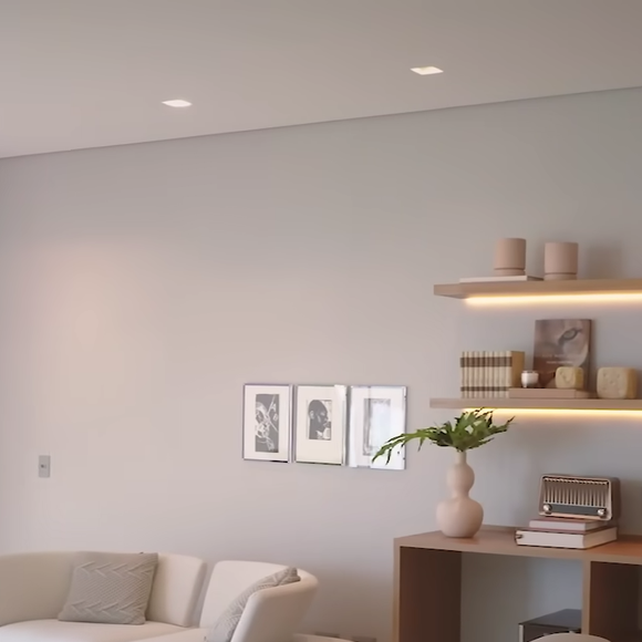 No pavimento superior, Claudia Raia conta com ambientes privados, como essa sala
