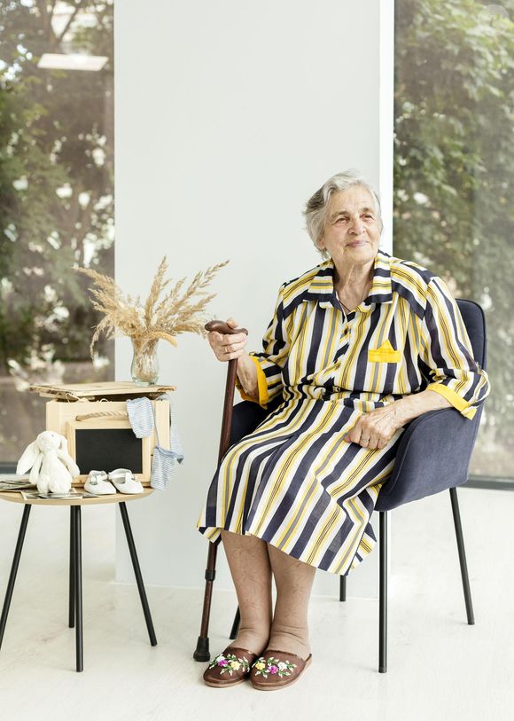 Depois dos 60 anos, é comum que se haja a dificuldade de sentar e levantar sem apoio, especialmente em quem não pratica exercícios físicos