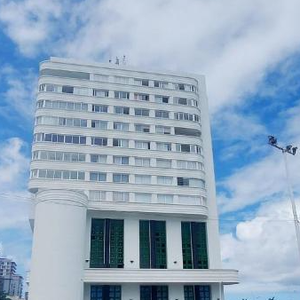 O imóvel fica no icônico Edifício Oceania, localizado na Barra, de frente para o Farol mais famoso do Brasil.