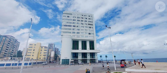 O imóvel fica no icônico Edifício Oceania, localizado na Barra, de frente para o Farol mais famoso do Brasil.