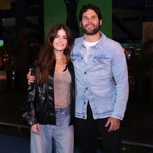 Fernanda Mader e Dudu Azevedo: Fernanda combinou uma regata básica bege texturizada sob uma jaqueta de couro preta robusta, finalizando com calça jeans wide leg de lavagem clara e sapatos escuros. Ao seu lado, Dudu seguiu a linha casual com uma jaqueta jeans de lavagem clássica sobre camiseta branca, calça preta de corte reto e tênis brancos