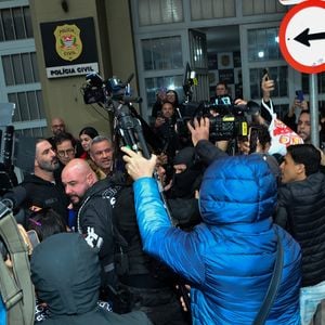 Na parte da tarde desta quinta-feira, Deolane foi vista deixando a sede da Polícia Civil em meio a muita confusão, tumulto e presença intensa de curiosos e imprensa