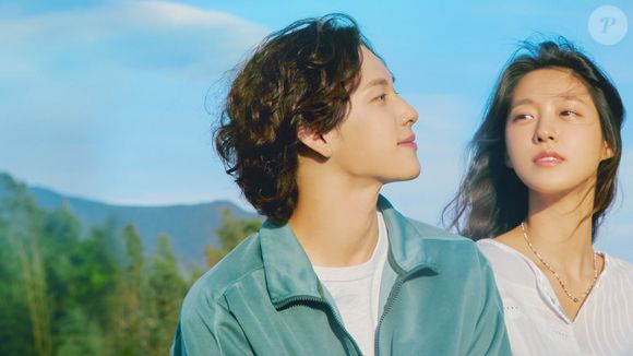 'Não Quero Fazer Nada': cansada da rotina exaustiva, uma mulher abandona a cidade e encontra cura e amor em um vilarejo tranquilo