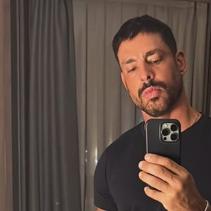 Cauã Reymond está no ar na novela das 21h da TV Globo, ao lado de Bella Campos.