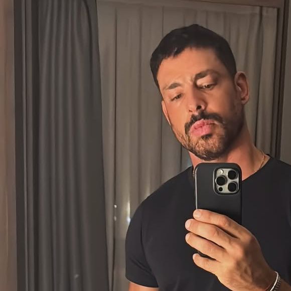 Cauã Reymond está no ar na novela das 21h da TV Globo, ao lado de Bella Campos.