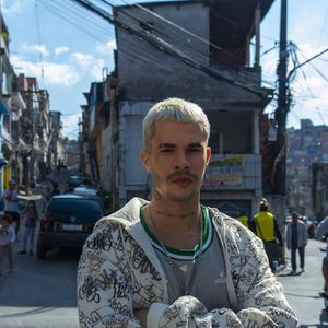 Vandilson ( Vinicius Teixeira) mostrando seu talento em 'Três Graças'