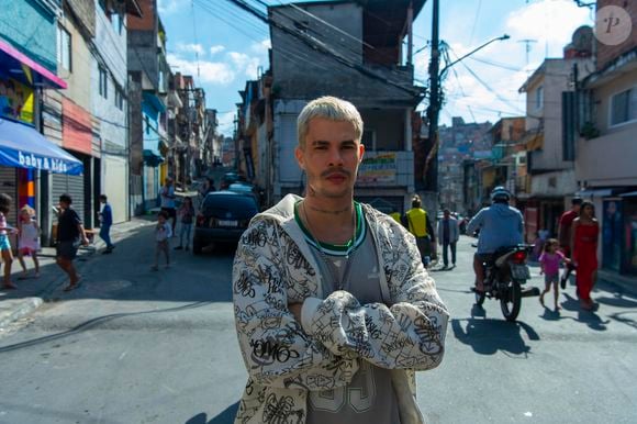 Vandilson ( Vinicius Teixeira) mostrando seu talento em 'Três Graças'
