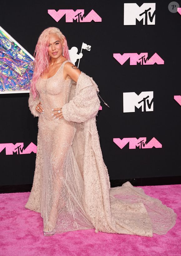 A NFL anunciou nesta quarta-feira (14) que a cantora colombiana Karol G será a atração principal do show de intervalo da partida entre Los Angeles Chargers e Kansas City Chiefs, que acontece no dia 5 de setembro, no estádio do Corinthians, em São Paulo