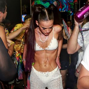 De barriga à mostra, Bruna Marquezine mostrou o corpo em um biquíni branco de crochê durante bloco em Salvador.