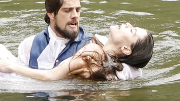 Poucos lembram, mas inesquecível atriz de 'Além do Tempo' foi internada após enfrentar grave problema de saúde e precisou de dublê às pressas