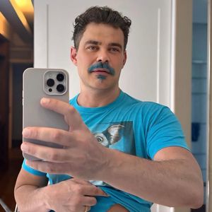 Nesta foto mostrando o abdômen sarado, Carmo Dalla Vecchia deixou internautas babando