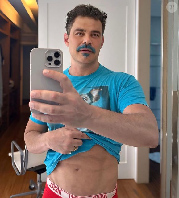 Nesta foto mostrando o abdômen sarado, Carmo Dalla Vecchia deixou internautas babando