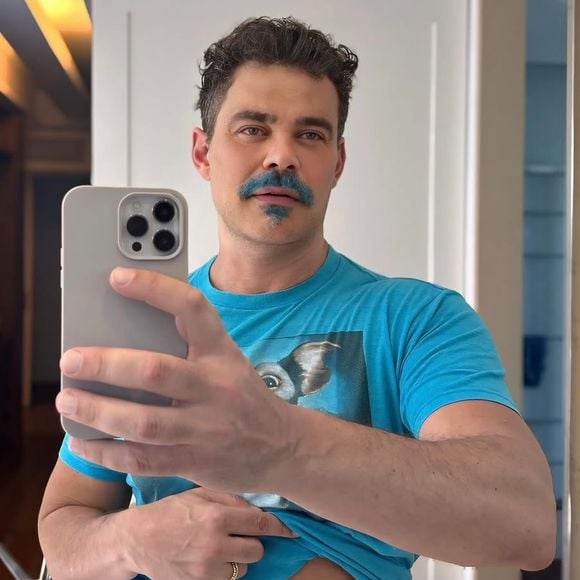 Nesta foto mostrando o abdômen sarado, Carmo Dalla Vecchia deixou internautas babando