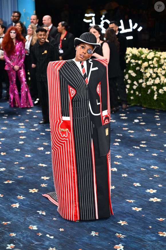 Janelle Monáe mostrou que tem referência, e usa custom Thom Browne em dois looks que se revelam, inspirados em uma ilustração publicitária de Art Déco dos anos 1920
