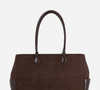 Bolsa shopper de camurça da Renner, por R$ 219,90, surge como o acessório ideal para complementar o novo Converse e reforçar a estética boho-chic da produção