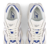 Com visual em branco off white e detalhes em azul marinho, o New Balance 9060 já desponta como um dos queridinhos da temporada